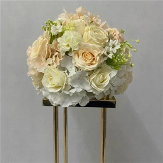 Hortensia med Roses Centerpieces