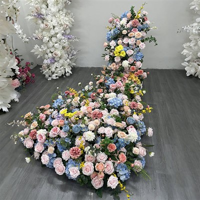 Pink og blå blomsterarrangement