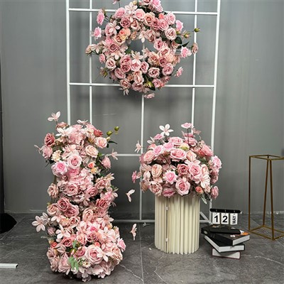 Lyserøde blomsterarrangementer