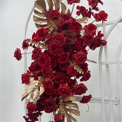 Rød og guld blomsterarrangement