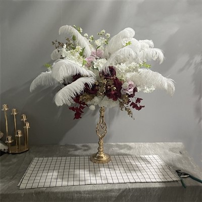 Roser og fjer centerpieces